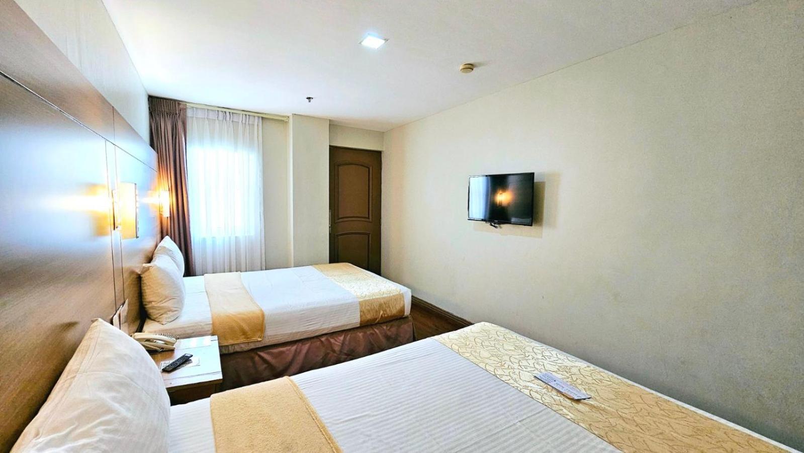 טגאיטאי Tagaytay Hotel Sixb מראה חיצוני תמונה